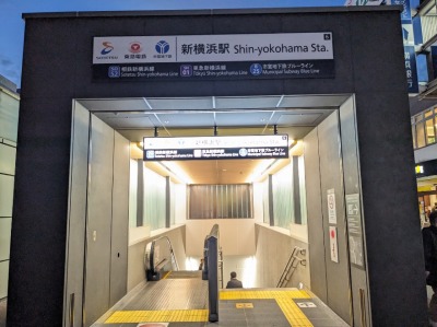 �V���l�w���ӂ̒��̗l�q