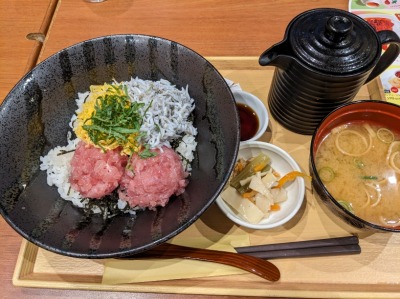 <ココス>まぐろたたき&しらす丼 六実駅のファミレス--ココス 松戸六高台店