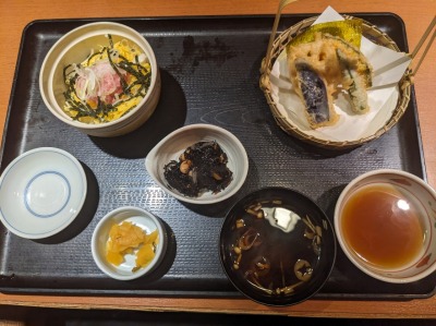 <和食さと>ミニまぐろたたき丼の小町セット 河内天美駅のファミレス--和食さと 松原三宅店