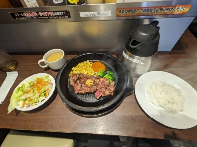 <いきなりステーキ>ランチ ワイルドステーキ 光の森駅のステーキ--いきなりステーキ ゆめタウン光の森店