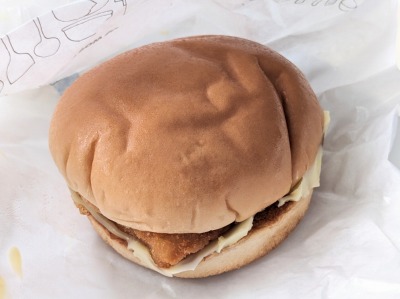 <モスバーガー>フィッシュバーガー 川和町駅のハンバーガー--モスバーガー フォルテ横浜川和町店