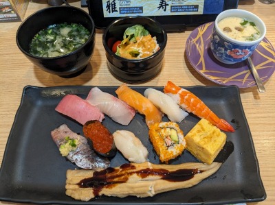 <魚屋路>特選ランチ 和田塚駅の回転寿司--魚屋路 鎌倉由比ヶ浜店