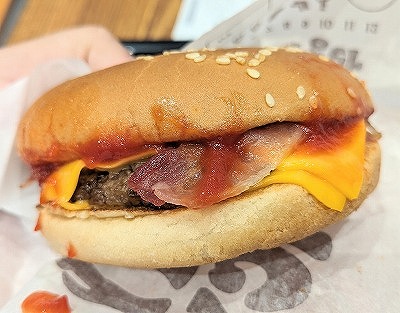 <バーガーキング>ダブルベーコンチーズバーガー 河内天美駅の直火焼ハンバーガー--バーガーキング セブンパーク天美店