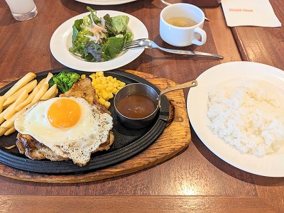 <ロイヤルホスト>あつあつ鉄板チキングリル 富士山駅のファミリーレストラン--ロイヤルホスト 富士吉田店