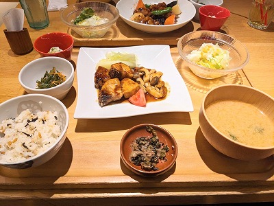 <おぼんdeごはん>めかじきのはちみつ生姜照り焼き 大船駅の和食--おぼんdeごはん 大船ルミネウィング店