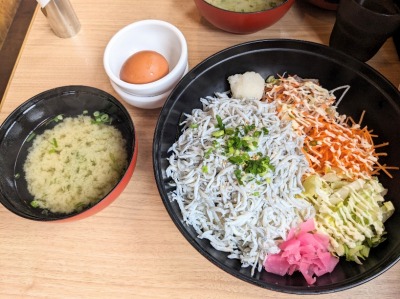 <とびっちょ>釜揚げしらす丼 片瀬江ノ島駅周辺の海鮮--とびっちょ 本店