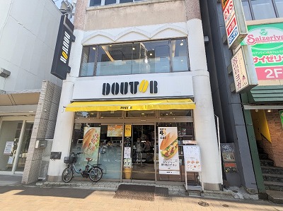 <ドトールコーヒーショップ>お店外観 四谷三丁目駅のカフェ--ドトールコーヒーショップ 四谷3丁目店