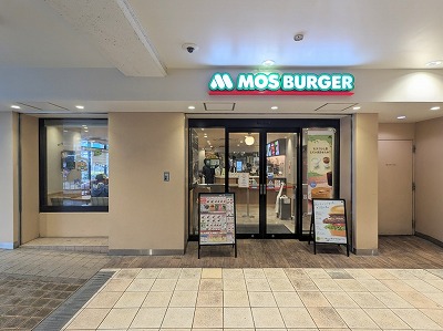 <モスバーガー>お店外観 鶴見駅のハンバーガー--モスバーガー ウィングキッチン京急鶴見店