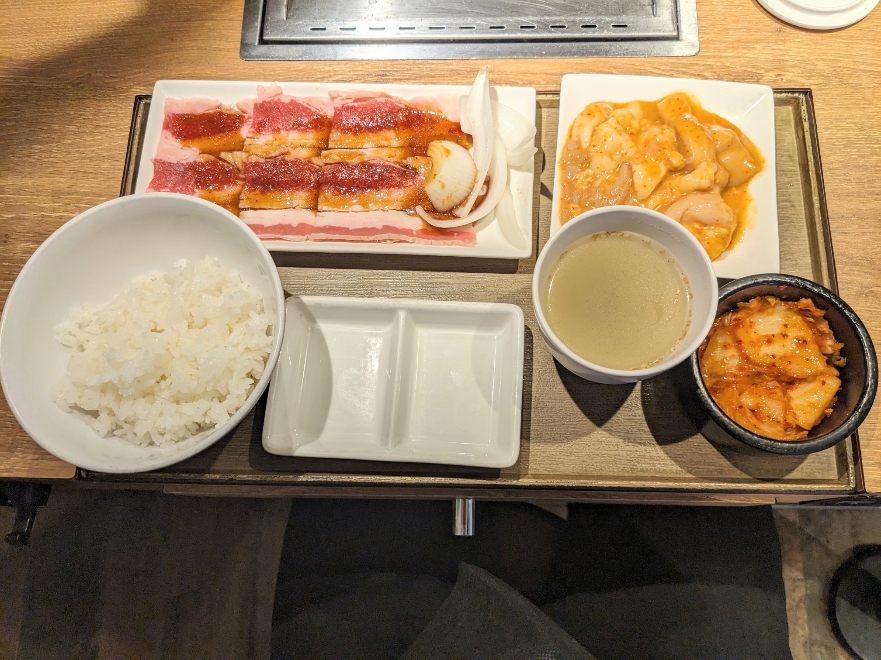 <焼肉ライク>牛バラホルモンセット 新宿駅の焼肉--焼肉ライク 新宿西口店