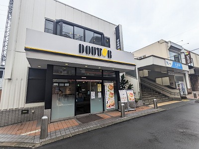 <ドトールコーヒーショップ>お店外観 生田駅のカフェ--ドトールコーヒーショップ 生田駅前店