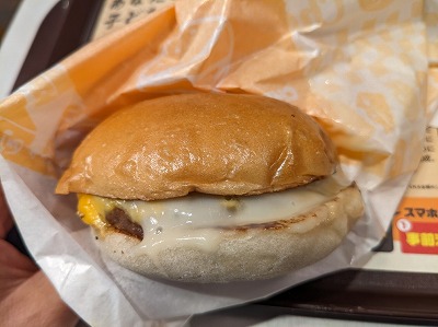 <ゼッテリア>とろ〜りチーズバーガー 西葛西駅のハンバーガー--ゼッテリア 西葛西店