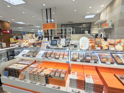 <ガトー・ド・ボワイヤージュ>お店外観 上大岡駅周辺のケーキ--ガトー・ド・ボワイヤージュ 京急上大岡店