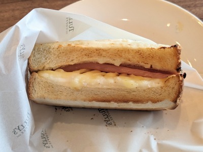 <タリーズコーヒー>クロックムッシュのホットサンド 大崎駅のカフェ--タリーズコーヒー 大崎センタービル店