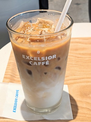 <エクセルシオールカフェ>アイスカフェラテ 府中駅周辺のカフェ--エクセルシオールカフェ 府中ル・シーニュ店
