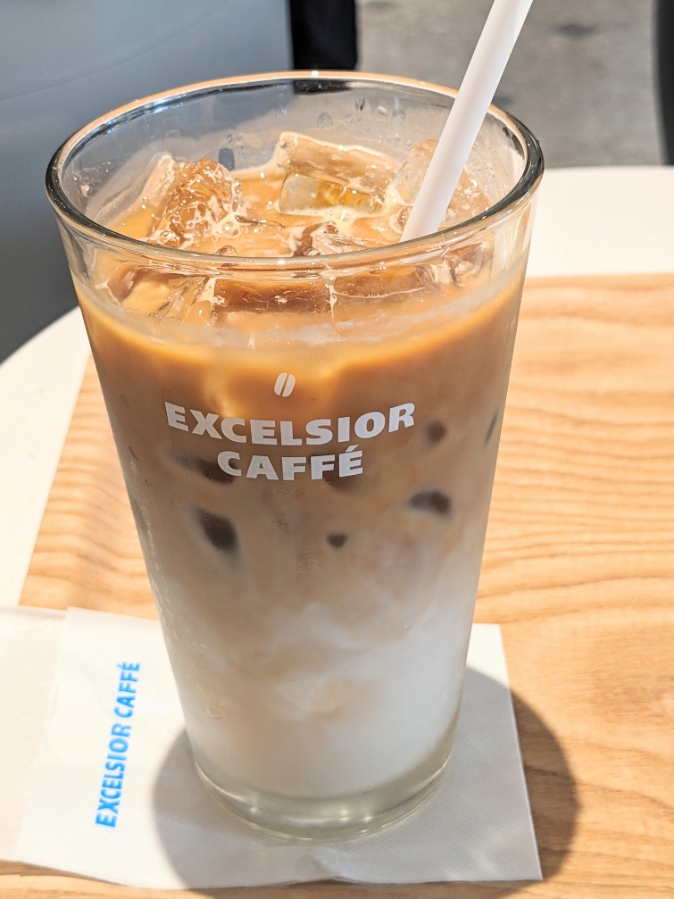 <エクセルシオールカフェ>アイスカフェラテ 烏丸駅周辺のカフェ--エクセルシオールカフェ 四条烏丸店