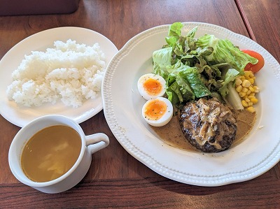 <ロイヤルホスト>煮込み黒×黒ハンバーグランチ 蒲生四丁目駅周辺のファミリーレストラン--ロイヤルホスト 蒲生店