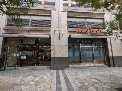 <ロイヤルホスト>お店外観 神保町駅周辺のファミリーレストラン--ロイヤルホスト 神田神保町店