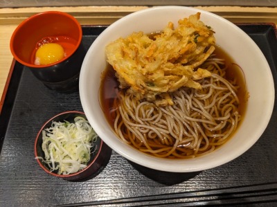 <いろり庵きらく>かき揚げ天玉そば 信濃町駅周辺の立ち食いソバ--いろり庵きらく 信濃町