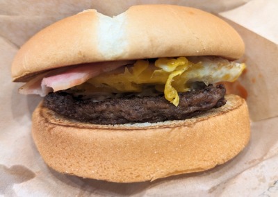 <ウェンディーズ・ファーストキッチン>Jr.ベーコンエッグバーガー 鶴見駅周辺のハンバーガー--ウェンディーズ・ファーストキッチン 鶴見ミナール店