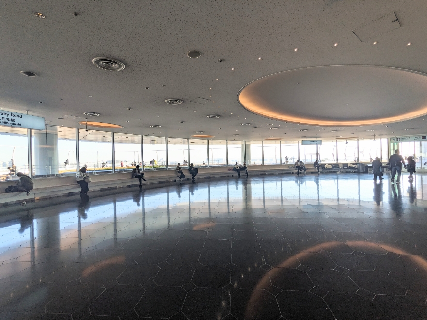 <羽田空港第3ターミナル展望デッキ>デッキ外観 羽田空港第3ターミナル駅周辺の展望デッキ--羽田空港第3ターミナル展望デッキ