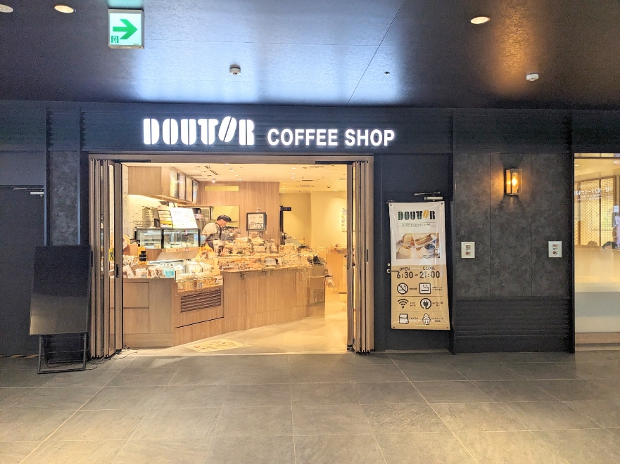 <ドトールコーヒーショップ>お店外観 羽田空港第1ターミナル駅周辺のカフェ--ドトールコーヒーショップ 羽田空港店