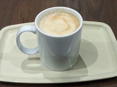 <カフェ・ベローチェ>カフェラテ 新橋駅周辺のカフェ--カフェ・ベローチェ 新橋三丁目店