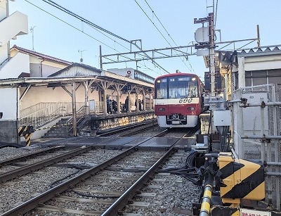 ����O�w���ӂ̒��̗l�q