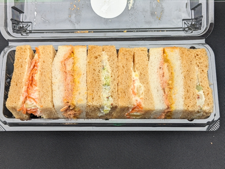 <タリーズコーヒー>3種のデリ風サラダサンド 霞ヶ関駅周辺のカフェ--タリーズコーヒー 霞ヶ関中央合同庁舎第5号館店