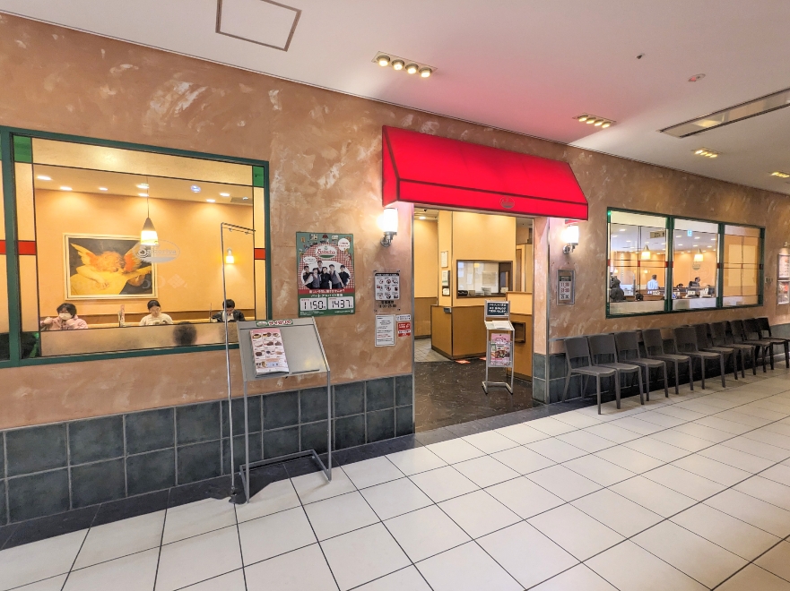 ���Ήw���ӂ̃C�^���A���t�@�~���X--�T�C�[�����@�g�i���G���΃X�N�G�A�X