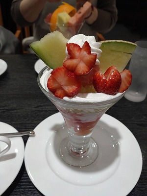 <タカノフルーツパーラー>マスクメロンと苺のパフェランチ 上大岡駅周辺のフルーツ・喫茶--タカノフルーツパーラー 京急上大岡店