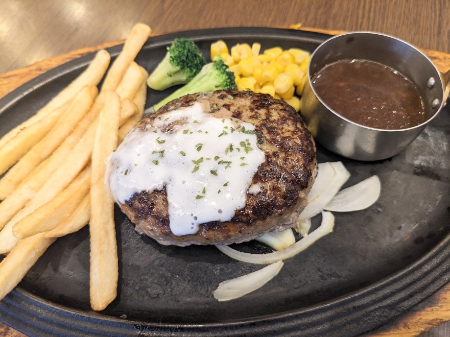 <ロイヤルホスト>黒×黒ハンバーグ 大森海岸駅周辺のファミリーレストラン--ロイヤルホスト 大森北店