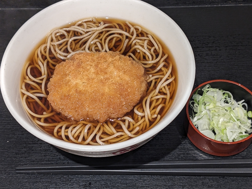 <いろり庵きらく>コロッケそば 駒込駅周辺の立ち食いソバ--いろり庵きらく 駒込